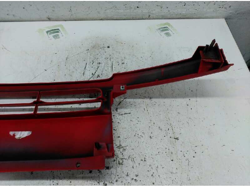 Recambio de rejilla delantera central para renault master desde ´98 referencia OEM IAM 7700352125  