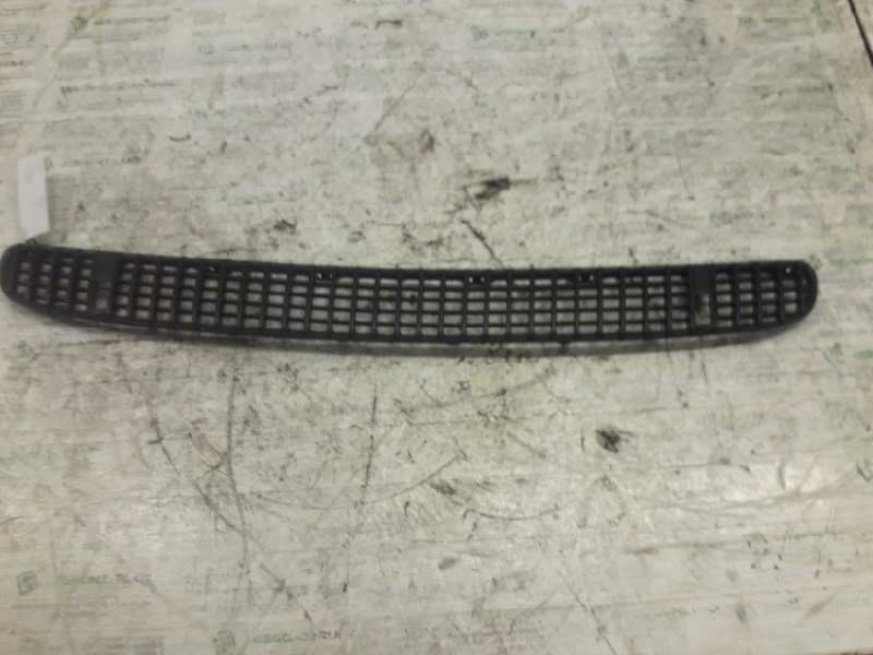 Recambio de rejilla delantera central para bmw serie 3 berlina (e46) 320d referencia OEM IAM 51137075312 CAPO 