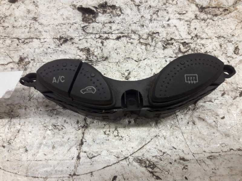 Recambio de boton antivaho para ford focus turnier (cak) ghia referencia OEM IAM YS4T19A945BA  