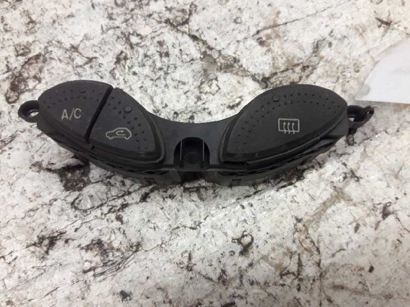 Recambio de boton antivaho para ford focus berlina (cak) ghia referencia OEM IAM   