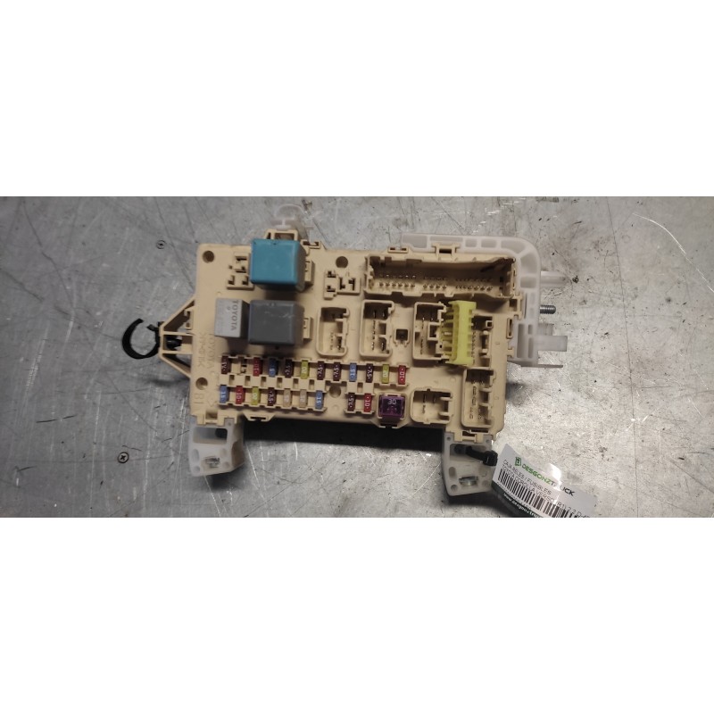 Recambio de caja reles / fusibles para toyota corolla verso (r1) 2,2 d-4d sport referencia OEM IAM 892210F010  