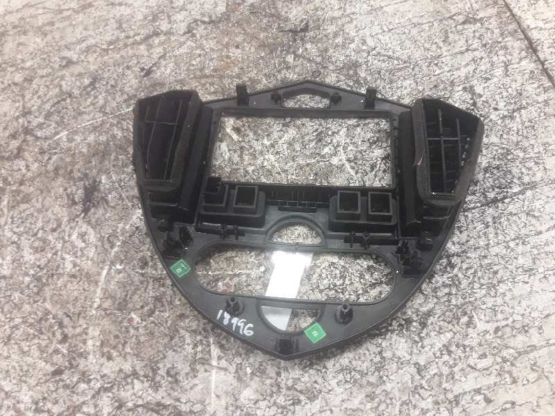 Recambio de guarnecido radio para kia carens 2.0 crdi ex monovolumen referencia OEM IAM   