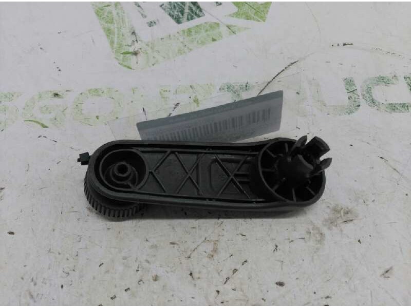 Recambio de maneta elevalunas trasera izquierda para peugeot 205 berlina 1.1 mito referencia OEM IAM   