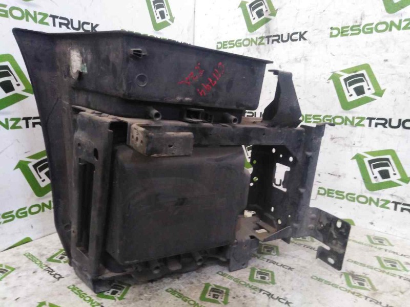 Recambio de peldaño izquierdo para renault serie t fg 4x2 cabina high-sleeper referencia OEM IAM 82574835  