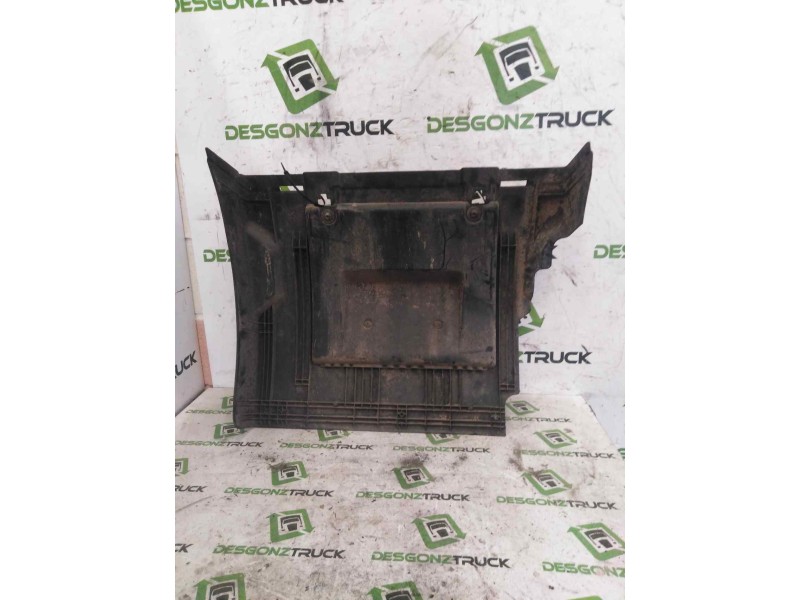 Recambio de guardabarros trasero izquierdo para renault serie t fg 4x2 cabina high-sleeper referencia OEM IAM DELANTERO  