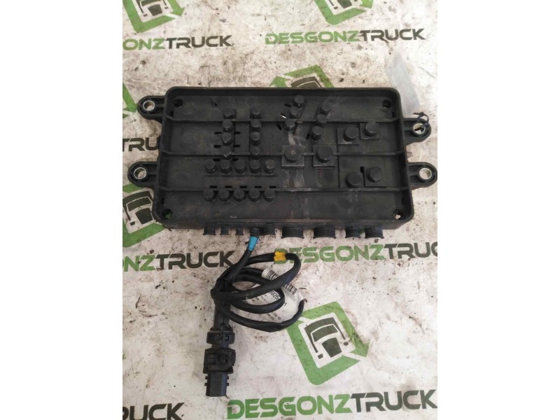 Recambio de caja reles / fusibles para renault serie t fg 4x2 cabina high-sleeper referencia OEM IAM 21717590  