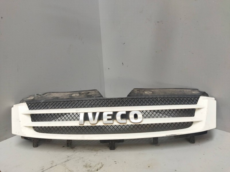 Recambio de rejilla delantera central para iveco daily pr referencia OEM IAM 5801255766  