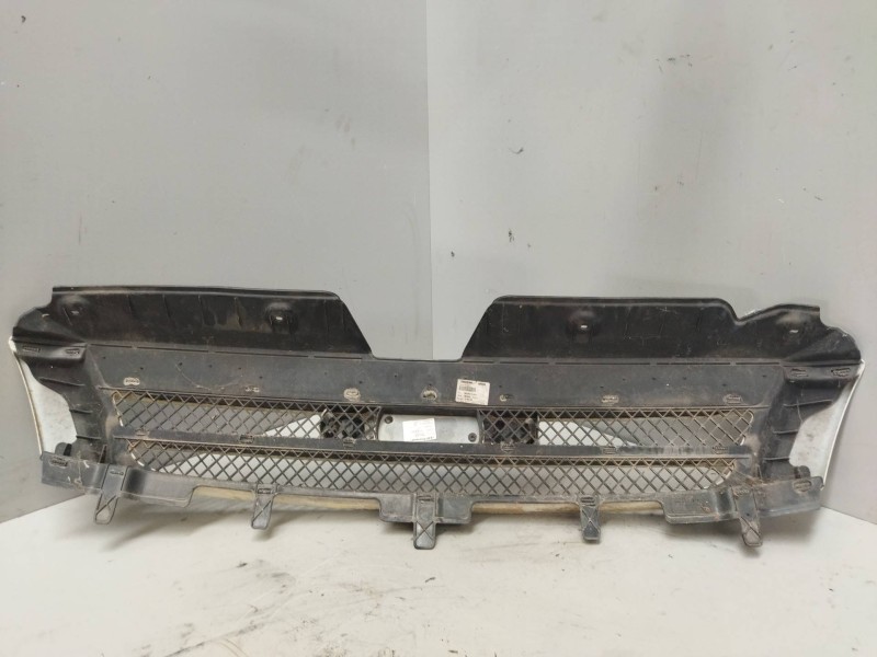 Recambio de rejilla delantera central para iveco daily pr referencia OEM IAM 5801255766  