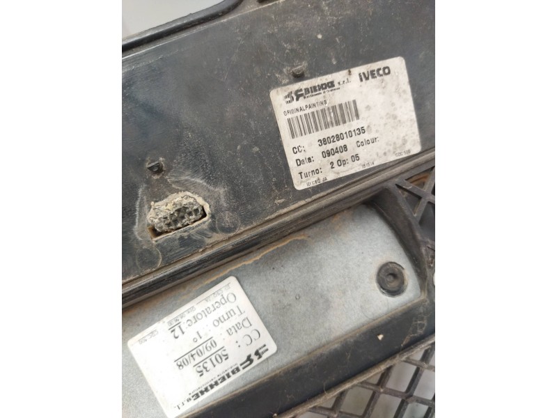 Recambio de rejilla delantera central para iveco daily pr referencia OEM IAM 5801255766  