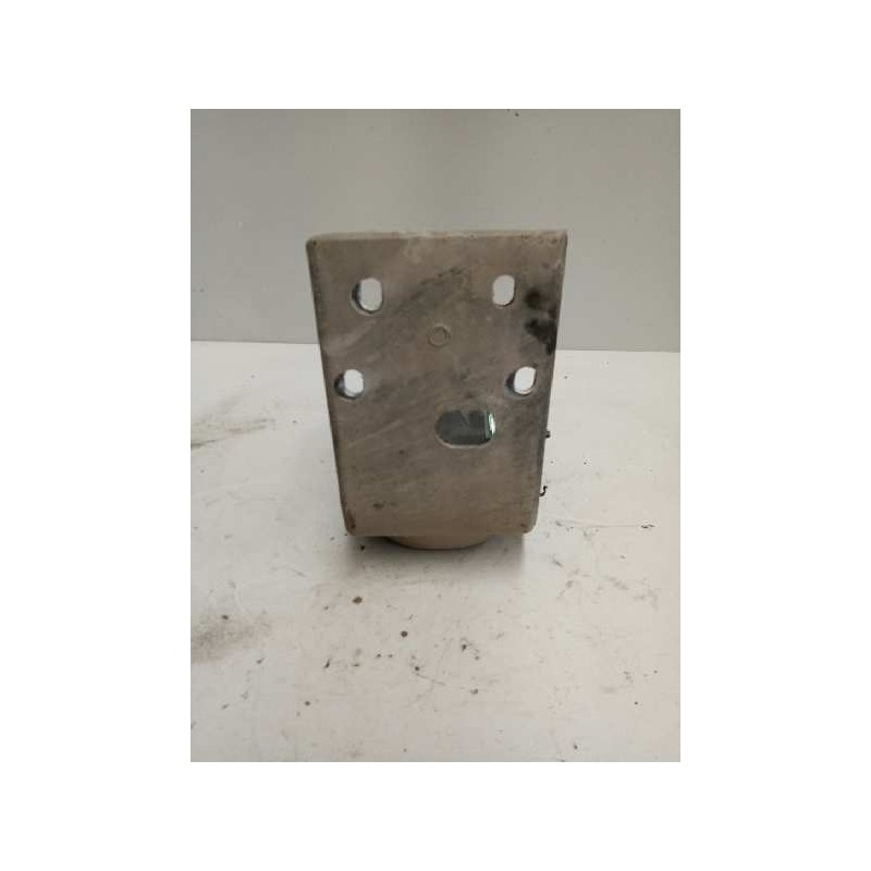 Recambio de soporte para iveco eurocargo 7.7 diesel referencia OEM IAM 8142988  SOPORTE PASO RUEDA IZQUIERDO