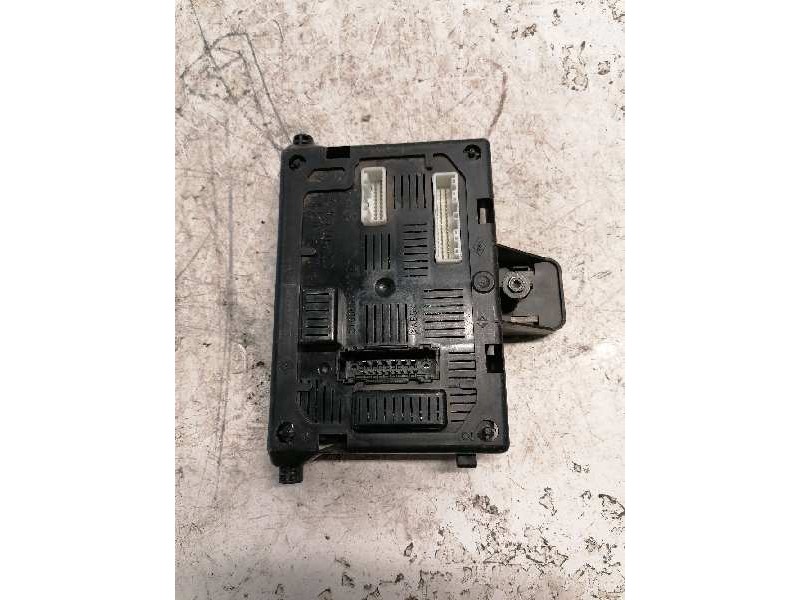 Recambio de caja reles / fusibles para renault clio iii 1.2 16v referencia OEM IAM 8200652284 80543305 