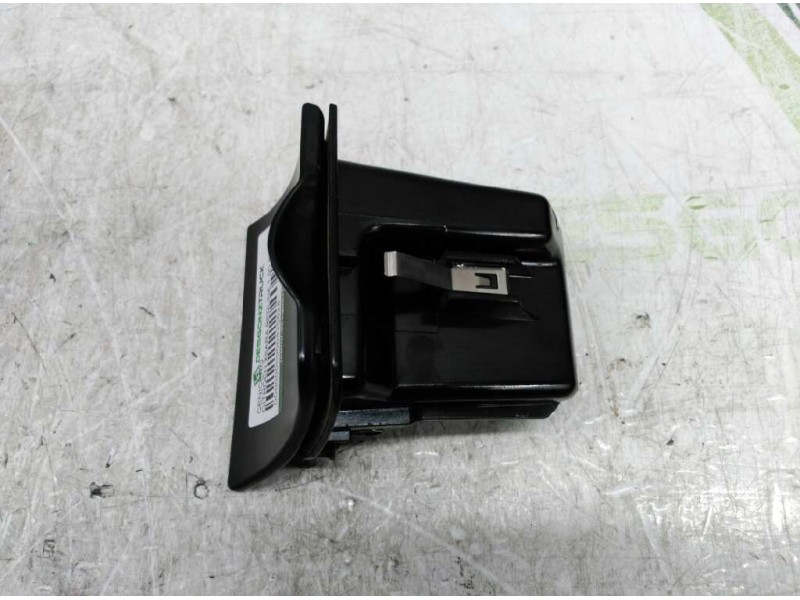 Recambio de cenicero para citroën xsara berlina 1.9d seduction referencia OEM IAM 9624645677 7588PF 