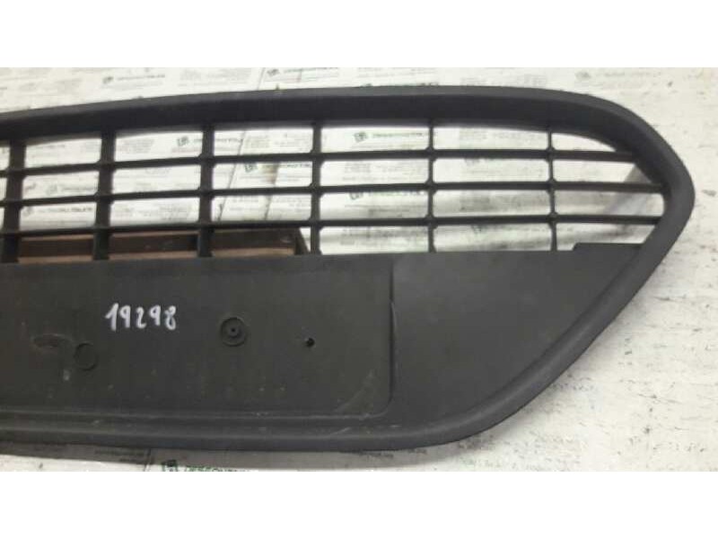 Recambio de rejilla delantera central para ford focus lim. (cb4) titanium referencia OEM IAM 8M5117968 BAJO MATRICULA 