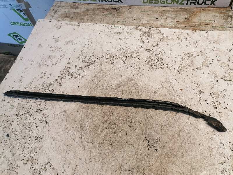 Recambio de moldura luna delantera para ford fiesta berlina básico referencia OEM IAM   DERECHA