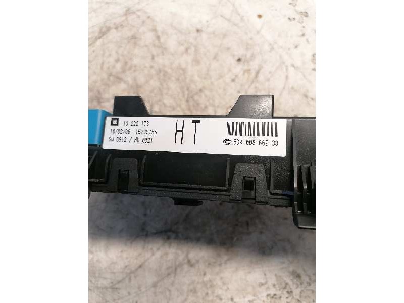 Recambio de caja reles / fusibles para opel astra h berlina cosmo referencia OEM IAM 13222173 5DK00866933 