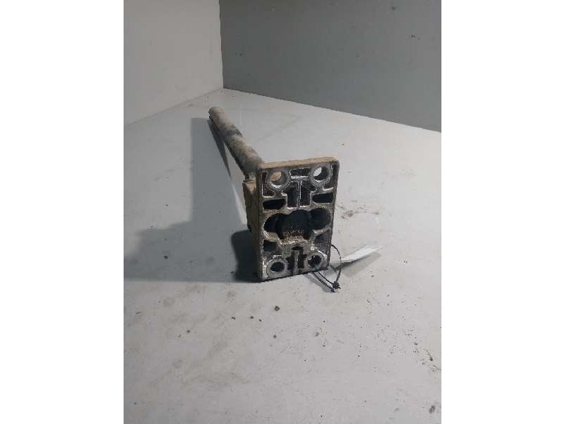 Recambio de soporte guardabarros trasero para renault magnum ab 2005 12.8 diesel referencia OEM IAM DERECHO  