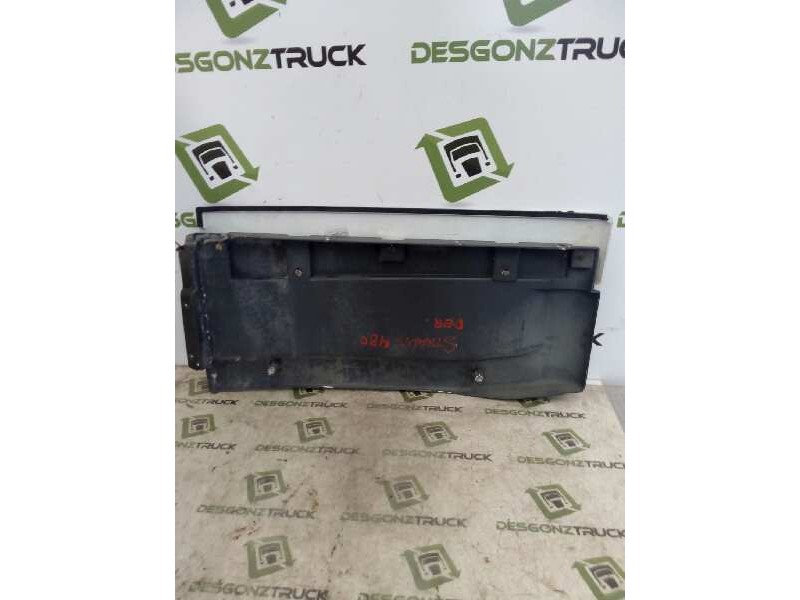 Recambio de moldura trasera cabina para iveco trucks stralis ad 190s43 referencia OEM IAM DERECHA  