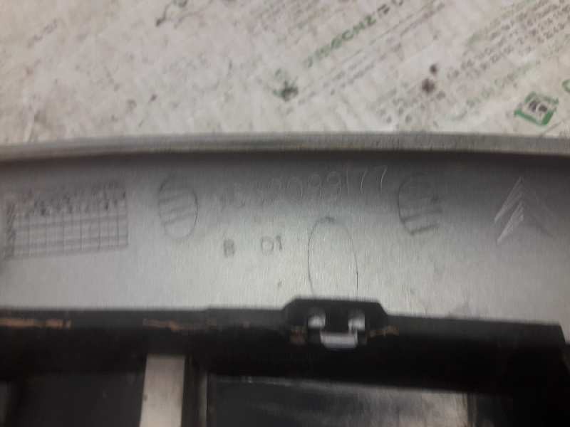 Recambio de rejilla delantera central para citroën xsara picasso 1.6 16v exclusive referencia OEM IAM 9632099177  
