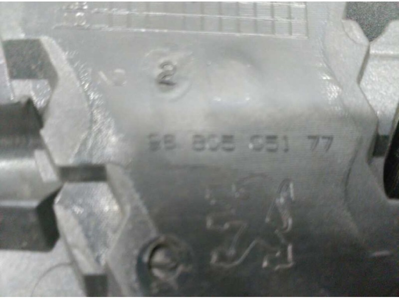 Recambio de rejilla delantera central para peugeot 308 sw confort referencia OEM IAM 9680505177  