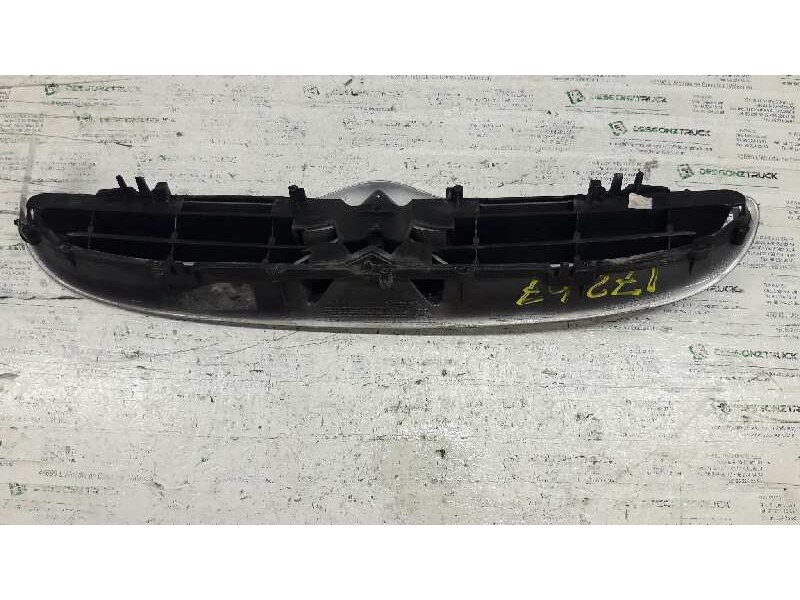 Recambio de rejilla delantera central para citroën saxo 1.5 diesel referencia OEM IAM 9636013080  