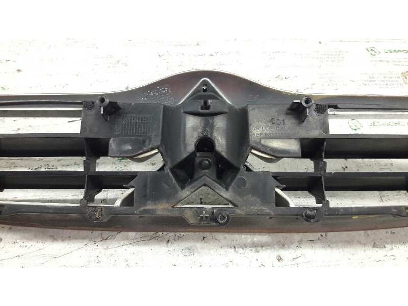 Recambio de rejilla delantera central para citroën saxo 1.5 diesel referencia OEM IAM 9636013080  