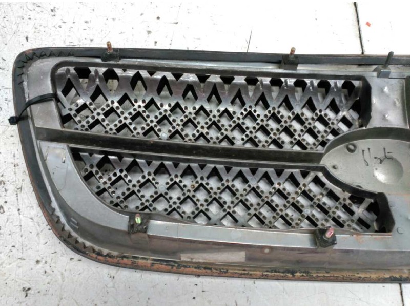 Recambio de rejilla delantera central para kia carnival ii 2.9 cdri ex referencia OEM IAM   