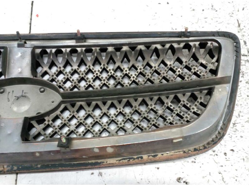Recambio de rejilla delantera central para kia carnival ii 2.9 cdri ex referencia OEM IAM   