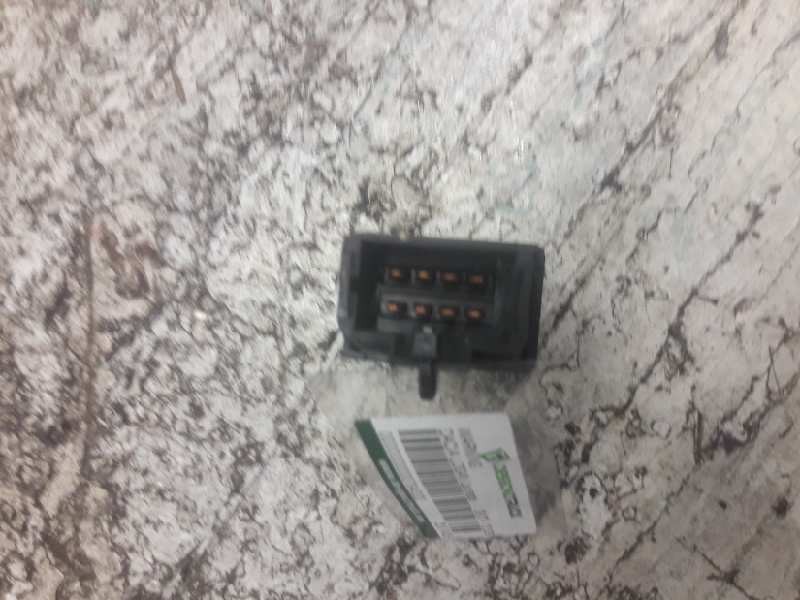 Recambio de warning para dacia logan laureate referencia OEM IAM 2517405 8 PINS 