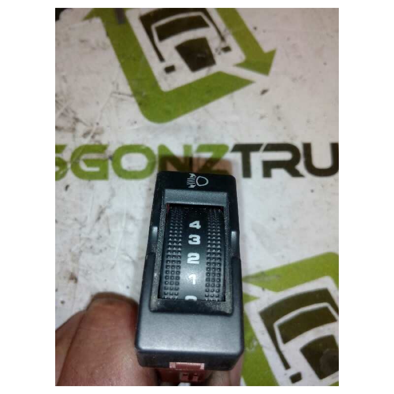 Recambio de boton regulacion de faros para man tgx 18.xxx fg / 4x2 bl xl referencia OEM IAM 81259070333  
