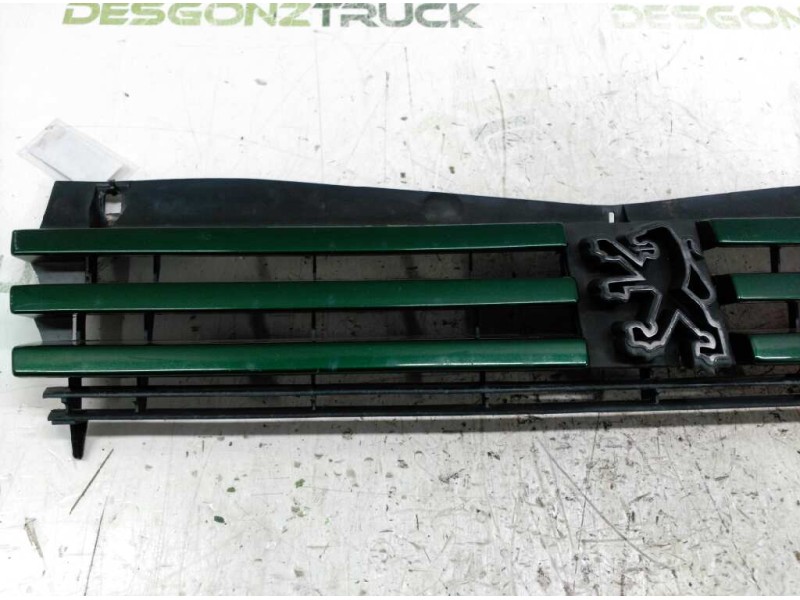 Recambio de rejilla delantera central para peugeot 205 berlina 1.8 d generation referencia OEM IAM   