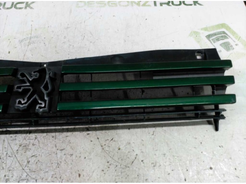 Recambio de rejilla delantera central para peugeot 205 berlina 1.8 d generation referencia OEM IAM   