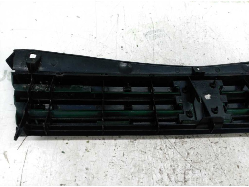Recambio de rejilla delantera central para peugeot 205 berlina 1.8 d generation referencia OEM IAM   