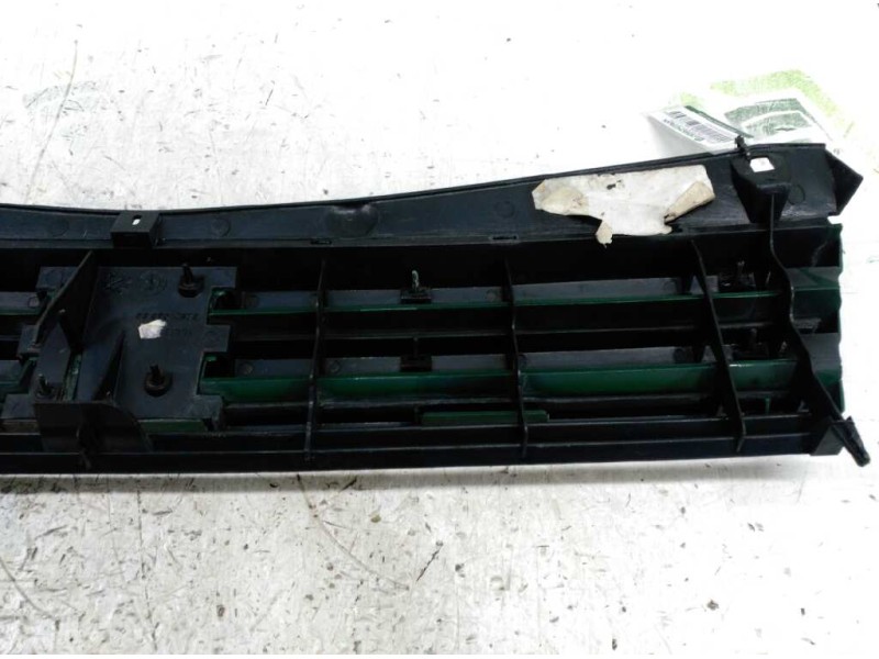 Recambio de rejilla delantera central para peugeot 205 berlina 1.8 d generation referencia OEM IAM   