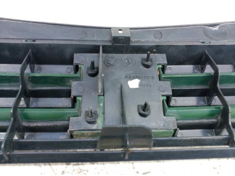 Recambio de rejilla delantera central para peugeot 205 berlina 1.8 d generation referencia OEM IAM   