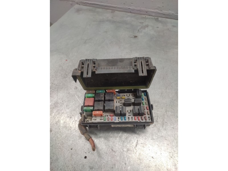 Recambio de caja reles / fusibles para opel corsa d ´´111 years´´ referencia OEM IAM 13217394999  