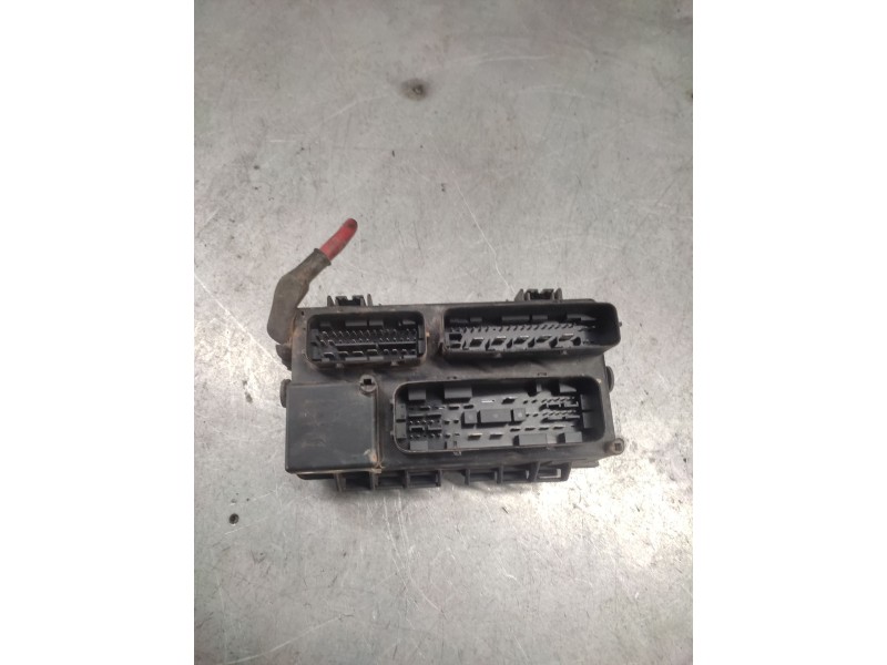 Recambio de caja reles / fusibles para opel corsa d ´´111 years´´ referencia OEM IAM 13217394999  