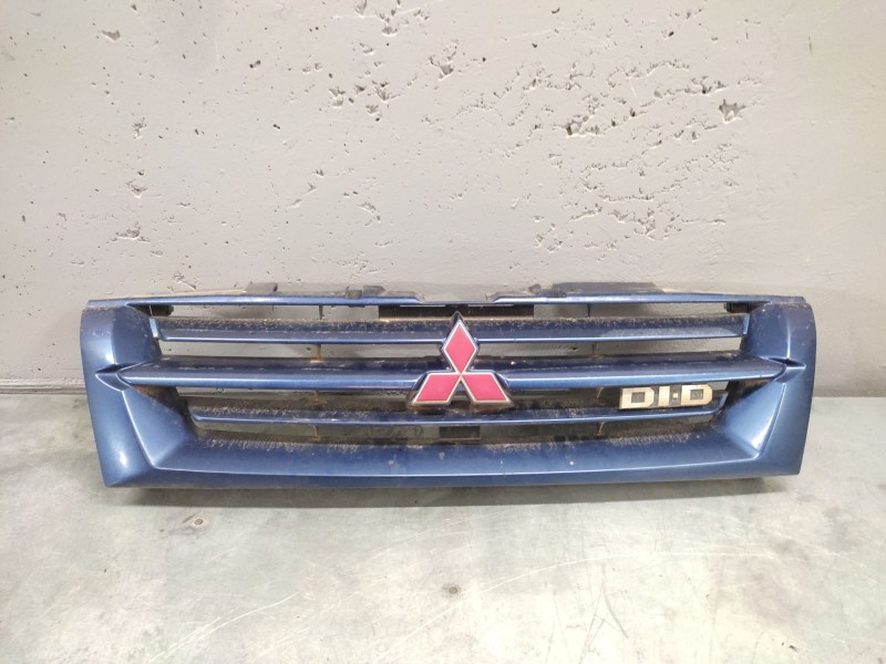 Recambio de rejilla delantera central para mitsubishi pajero -- referencia OEM IAM   